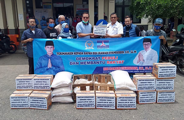 Anggota Komisi 11 DPR RI Bagikan Sembako Korban Banjir di Ciamis