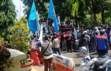 Sejumlah Massa Buruh SPSI dan FSPMI Unjuk Rasa ke DPRD Cimahi
