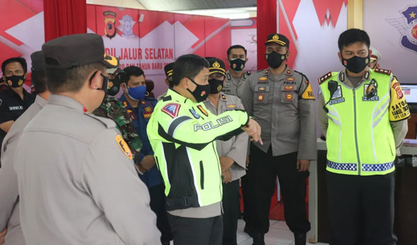 Kapolda Kunjungi Pos GTC, Berikan Vitamin Kepada Para Petugas