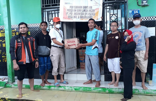Pos Indonesia Berikan Bantuan Korban Banjir Kalimantan dan Gempa Bumi Mejene