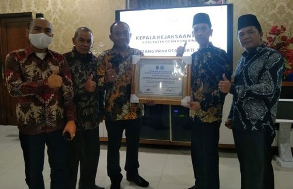 Forum Kades Berikan Penghargaan Kepada Ari Bintang Prakoso Sejati Yang Pindah Tugaas