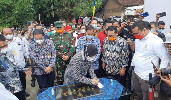Bunda Risma Puji Program Kemanusiaan SMSI Bangun Jalan dan MCK
