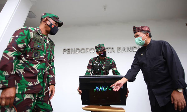 Pemkot Bandung Terima Alat Pembunuh Virus dari Bengpuspan TNI AD