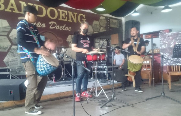 Peringan HMN Tapilkan Musisi Kelompok Penyanyi Jalanan