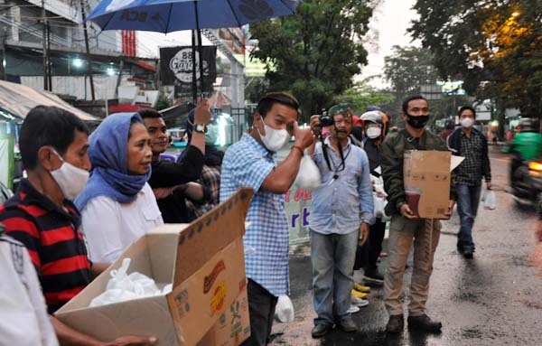 Meski Diguyur Hujun, PWI Kota Bandung Kembali Bagi Bagi Takjil Gratis