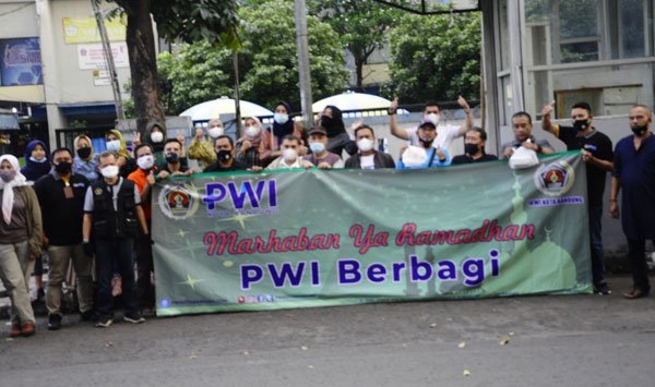 PWI Kota Bandung Baksos, Bagikan Takjil Gratis Kepada Pengguna Jalan