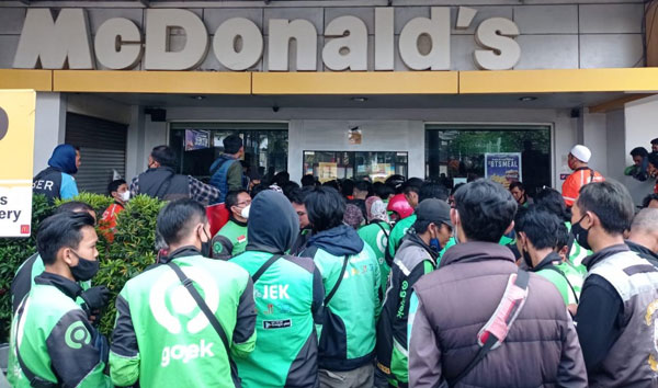 Khwatir Penyebaran Covid-19, Sat Pol PP Segel Gerai Mcdonald’s Berkerumun