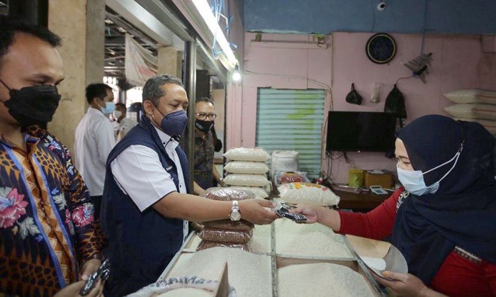 Meski Angka Covid-19 Melandai, Para Pedagang Pasar Tetap Pakai Prokes