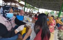 Tingkatkan Herd immunity, di Hari Libur Polsek Banyuresmi Lakukan Vaksinasi
