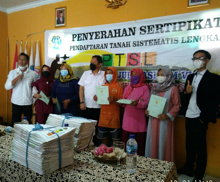 Kabar Gembira! Warga Desa Srirahayu Terima Sertipikat Gratis dari BPN Kab. Bandung