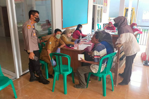 Polisi Lakukan Pengamanan, di Sejumlah Desa Sedang Laksanakan Vaksinasi Covid-19