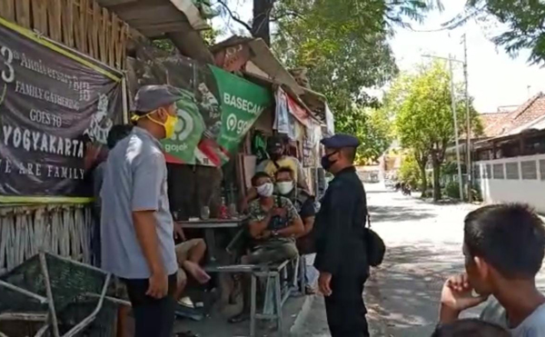 Sat Brimod Polda Jabar, Terus Himbauan Warga Gunakan Prokes Sambil Bagikan Masker