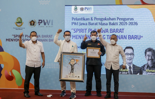 Award Bagi Gubernur dan Ketua Umum Koni Jabar Pada Hari Pers Nasional Di Kendari