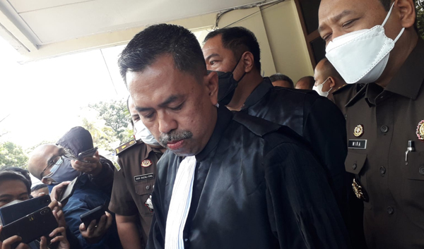 Palaku Pencabulan Para Anak Santriwati di Tuntut Hukuman Mati