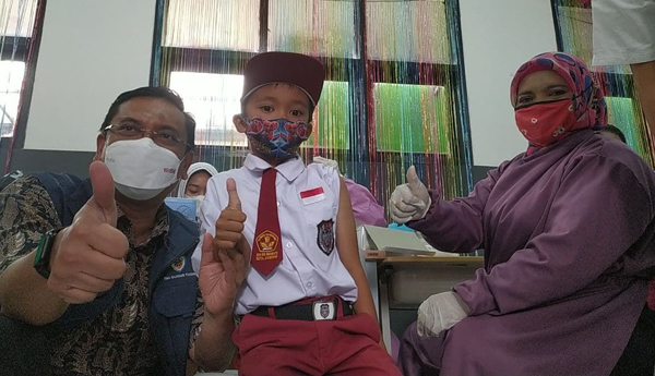 Ketua DPRD Kota Bandung, Apresia Vaksinasi di SDN 006 Buah Batu
