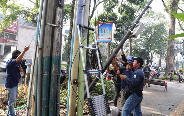 Kembali Potong Tiang Kabel, Pemkot Bandung Serius Atasi Kabel Semrawut