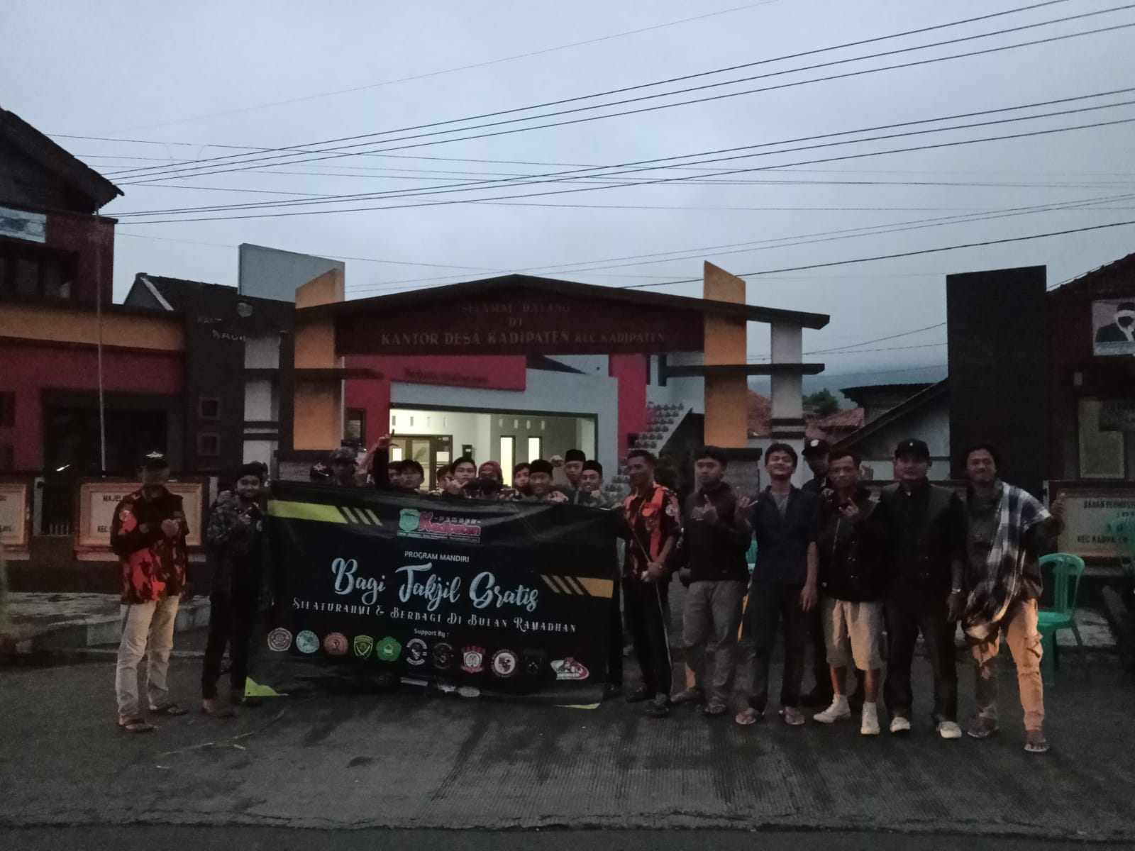 Pemdes Kadipaten Laksanakan Program Mandiri Bagi Takjil Gratis, Bersama Komunitas Motor dan Ormas