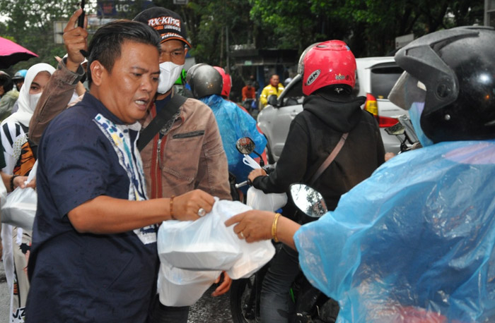 Selama Ramadan Ribuan Paket Takjil Gratis, Dibagikan PWI,IKWI dan SMSI jabar
