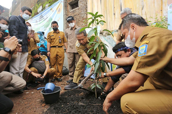 Tanam 860 Pohon, Pemkot Bandung Tata Bantaran Sungai Cikapundung