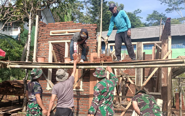 Bentuk Sinergitas, Bhabinkamtibmas Gotong Royong Bangun Posyandu