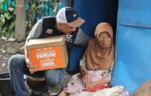 Mak Esih Lansia Tinggal di TPU Astana Anyar, Dapat Paket Pangan ACT Bandung