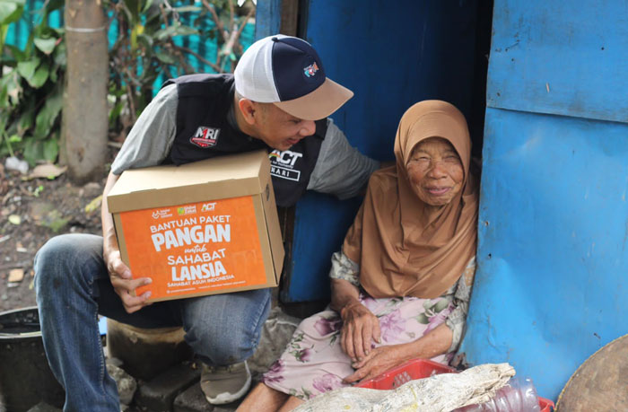Mak Esih Lansia Tinggal di TPU Astana Anyar, Dapat Paket Pangan ACT Bandung