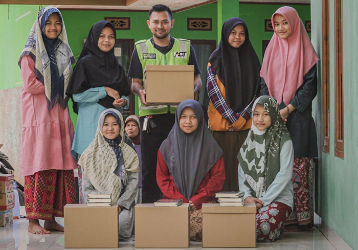 ACT Madina dan PWI, Kembali Berikan Al Quran Gratis ke Sejumlah Santri