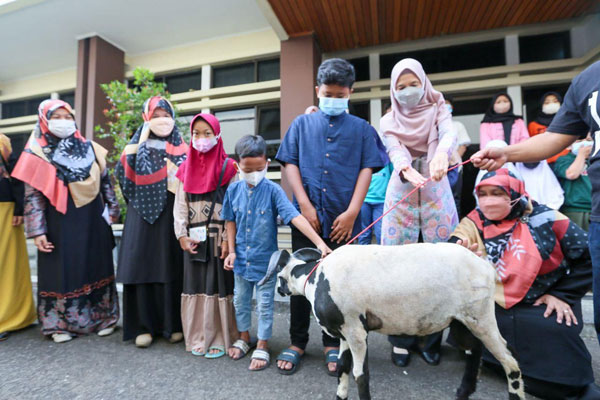 Tim Penggerak PKK Kota Bandung Bagikan Kurban untuk Anak Yatim