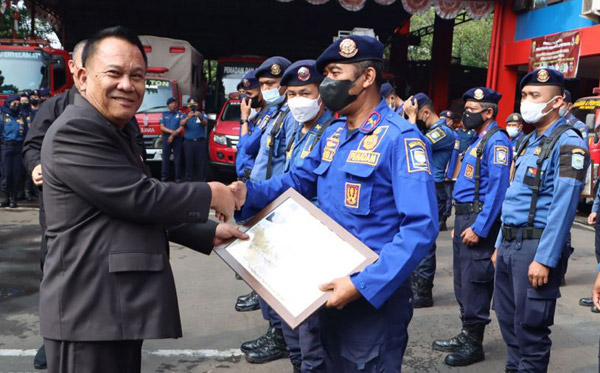 Ketua DPRD Jabar Berikan Penghargaan Kepada Diskar PB Kota Bandung