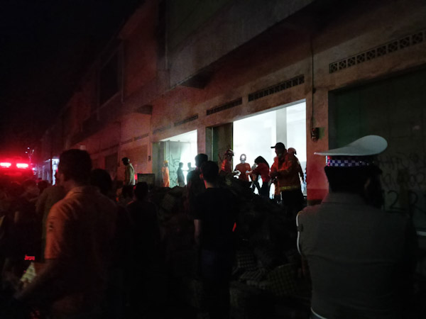Polsek Mangkubumi,Datangi Lokasi Kebakaran Gudang di Permata Regency Cikurubuk