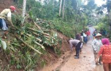 Personel Polsek Ciawi, Gotong Royong Bersama Warga Desa Citamba Bersihkan Longsoran