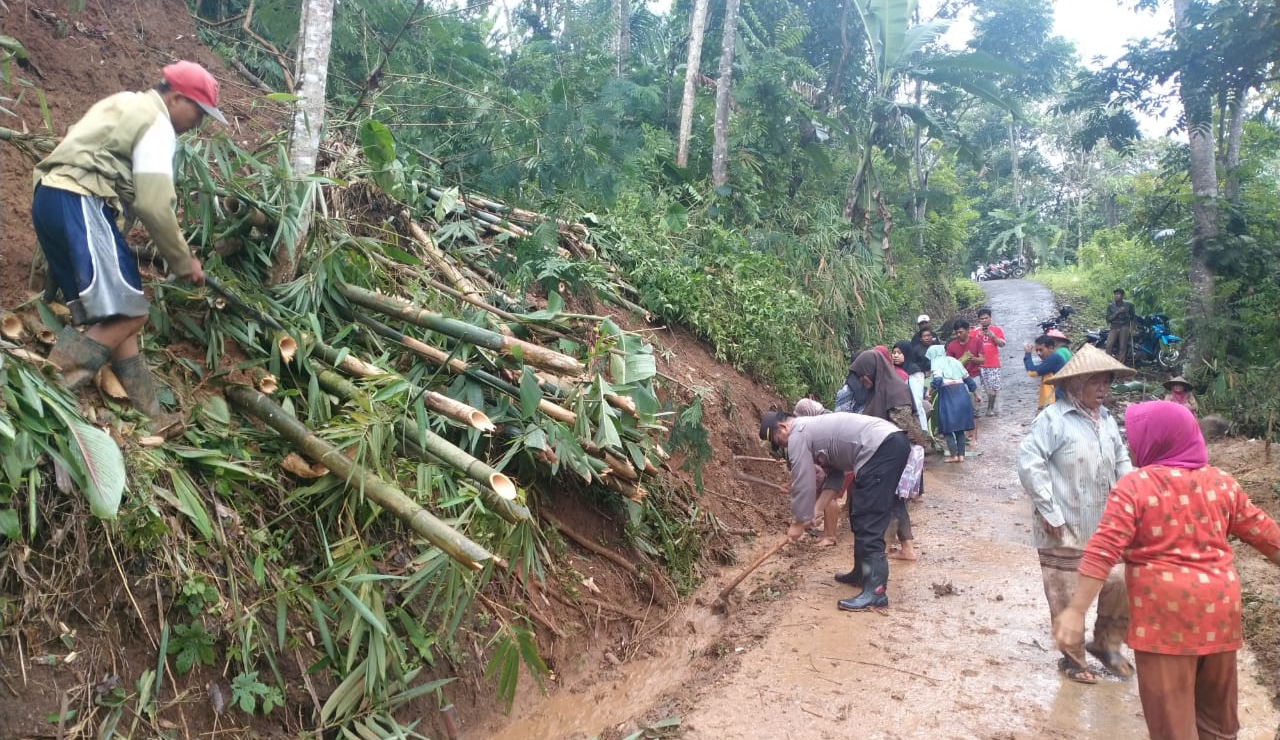 Personel Polsek Ciawi, Gotong Royong Bersama Warga Desa Citamba Bersihkan Longsoran