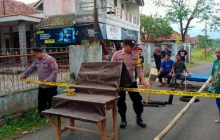 Polsek Jamanis dan Warga, Tutup Sementara Jalan Amblas