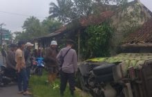 Personel Polsek Sukaratu Datangi TKP Mobil Truk Terguling