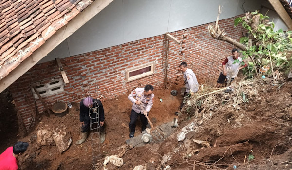 Bencana Longsor Timpa Rumah Warga, Kapolsek Kadipaten Bantu Gotong Royong