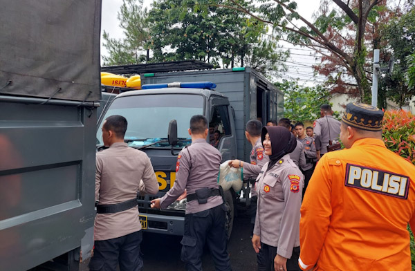 Polres Tasikmalaya Kota, Turunkan Tim SAR Samapta dan Kirim 100 Karung Beras ke Lokasi Banjir Sukaresik