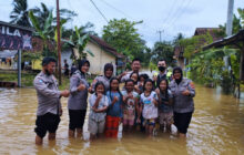 Tim Dokkes Polres Tasikmalaya Kota, Lakukan Pengobatan Gratis dan Trauma Healing Korban Banjir Sukaresik