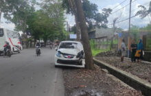 Alami Kecelakaan, Sebuah Mobil Brio di Tasikmalaya Seruduk Pohon