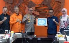 Berhasil Tangkap Pencuri Meterai, Pos Indonesia Beri Penghargaan Kapolresta Lampung