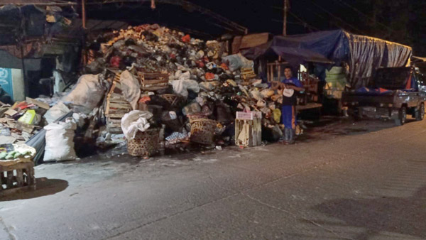 Tumpukan Sampah Hiasi Wajah Kota Bandung