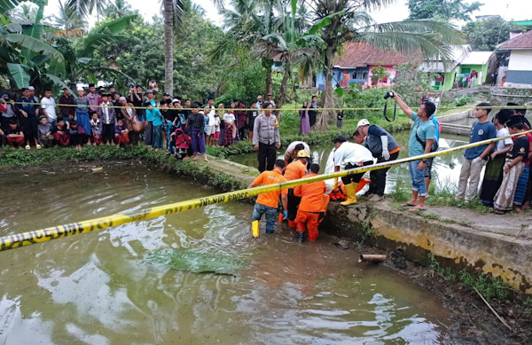 Geger, Jasad Seorang Nenek Ditemukan  Ngambang di Kolam Ikan