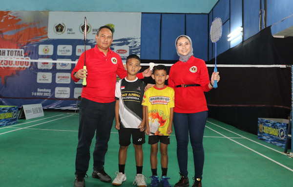 Dukung Pembinaan Atlet Usia Dini, PWI dan IKWI Jabar Gelar Turnamen Bulutangkis