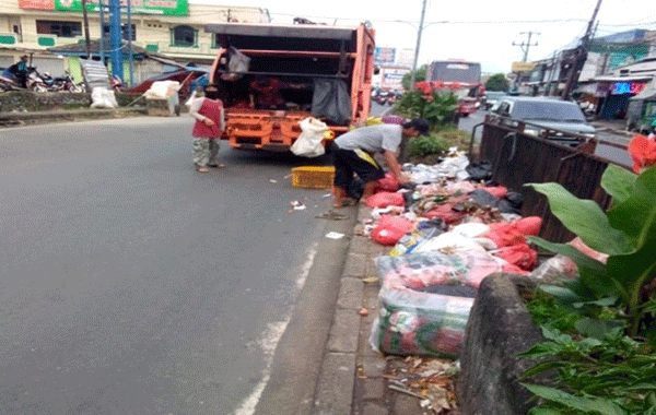UPT Wilayah I Cibinong Bersama Tim Patroli Kebersihan Pantau Sampah Liar