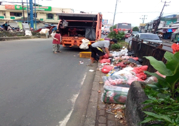 UPT Wilayah I Cibinong Bersama Tim Patroli Kebersihan Pantau Sampah Liar