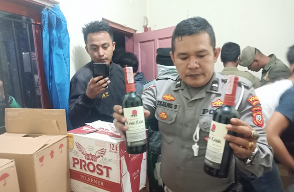 Polsek Indihiang dan Satpol PP, Amankan Ratusan Botol Miras