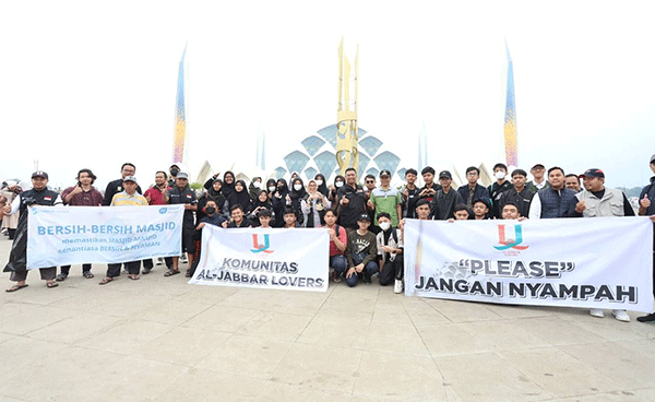 Ketua DPRD Tedy Rusmawan, Puji Gerakan Kolaborasi Bebersih Masjid Al Jabbar