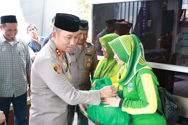 Kapolres Tasikmalaya Kota, Bagikan Paket Sembako Tenaga Kebersihan