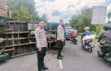 Diduga Pecah Ban,Truk Box Bermuatan Air Mineral Terguling