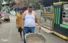Kades Teteng Muhamad Taufik,Terjun Langsung Bersama Warga Gotong Royong