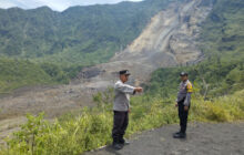 Polsek Sukaratu Cek Longsor Dinding Kawah Gunung Galunggung